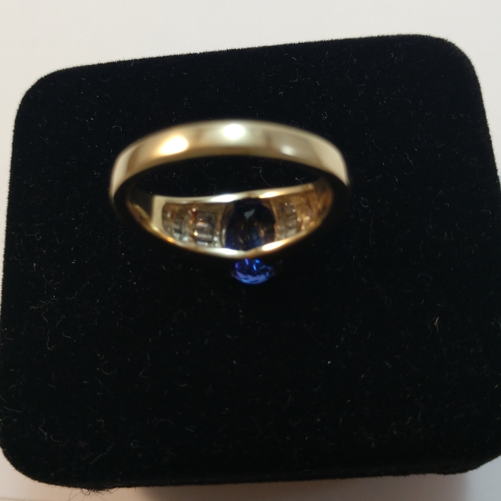 10 KT Yellow Gold Tanzanite & Diamond Ring - Picture 5 of 5